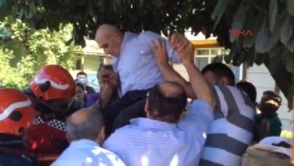 87 Yaşında Ağaca Çıkan Mustafa Dede Demir Parmaklıkların Üzerine Düştü