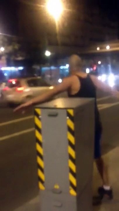 Un homme cache un radar pour protéger les automobilistes après la victoire des Bleus (Paris)