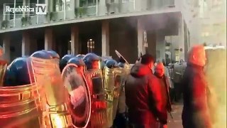 17 novembre 2012 - Monti alla Bocconi, scontri davanti all'Università