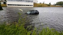 Auto rijdt het water in bij de Euroborg in Groningen - RTV Noord