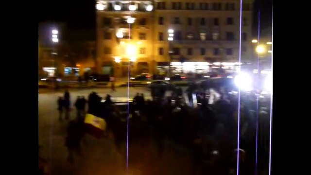 Protestatari Piata Unirii Cluj si..patinatori 17 ianuarie 2012