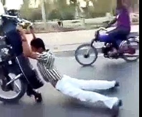 Скачать видео: One Wheeling Craze In Pakistan - Pakistani Bikers Wheeling On The Streets