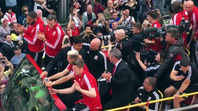 Amazing! 200000 Fans met Wales in Cardiff. Wales Team EURO 2016 Bus Parade 08.07.2016