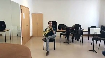 Cor d'harmonie accompagné par une chaise