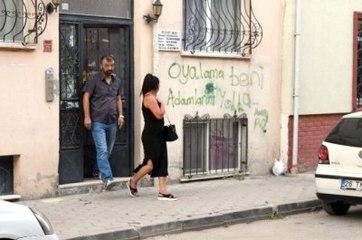 Fuhuş Evindeki Dikkat Çeken Duvar Yazısı
