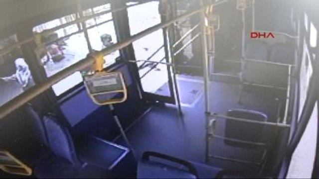 Antalya - Eşek Arılarının Saldırısına Uğrayan Kadın, Halk Otobüsüyle Hastaneye Yetiştirildi