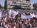 حماة 10 6 2011 أغنية سوريا بدها حرية من ساحة العاصي