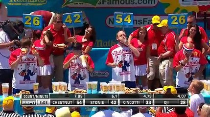 En diez minutos se comió 70 perros