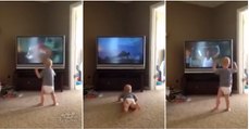 Bebé imita em frente à televisão o mítico treino de Rocky Balboa em Rocky II