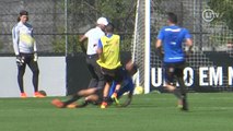 Lucca leva a pior em dividida feia com Arana no treino do Corinthians