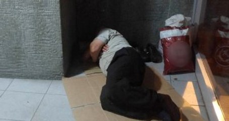 Sıcaklardan Bunaldı, Klimalı ATM'de Uyuyakaldı