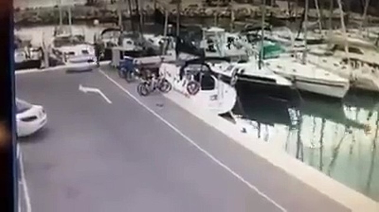 Quand un Payou oublie de metrre le frein à main de sa voiture