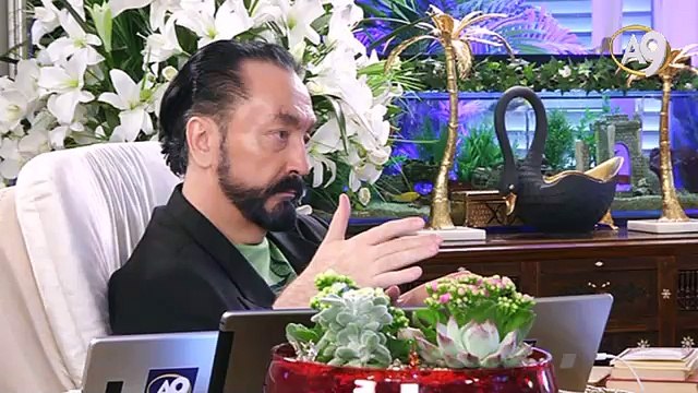 Münafık kendi aklınca Peygamberi ve Müslümanları disipline etmeye çalışır.