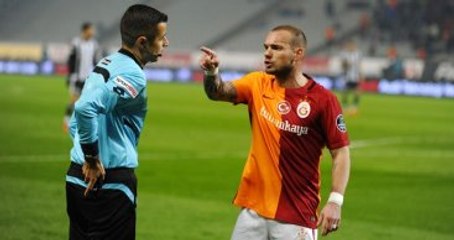 Sneijder Yönetime Patladı: Beni Taraftarın Önüne Attınız
