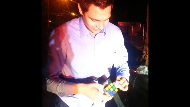 Pour eviter une amende ce magicien lance un défi à des policiers