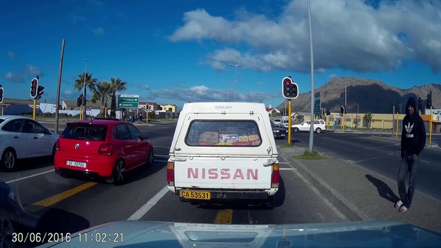 2 voleurs braquent une voiture au feu rouge