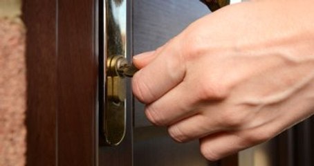Öfkeli Koca, Karısını Evde Başka Erkekle Görünce Dehşet Saçtı