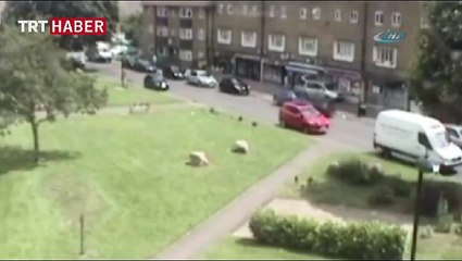 Kaçırılmak istenen kız araçtan böyle atladı