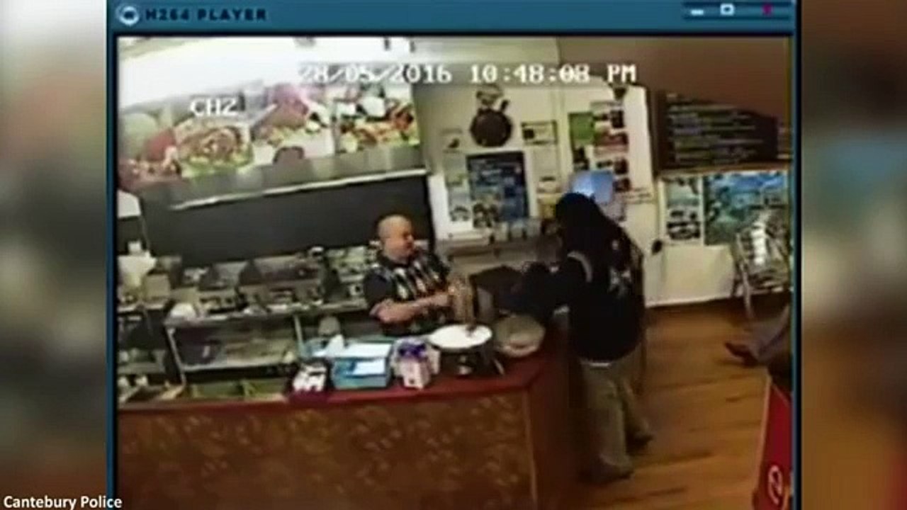 Un braqueur totalement ignoré dans un restaurant! ahaha