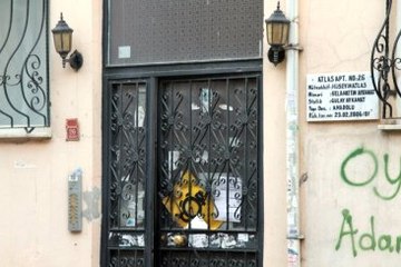 Fuhuş Evinin Duvarındaki İlginç Yazı: Oyalama Beni