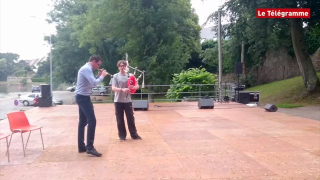 Pont-l'Abbé. Fête des Brodeuses : les sonneurs à pied d’œuvre