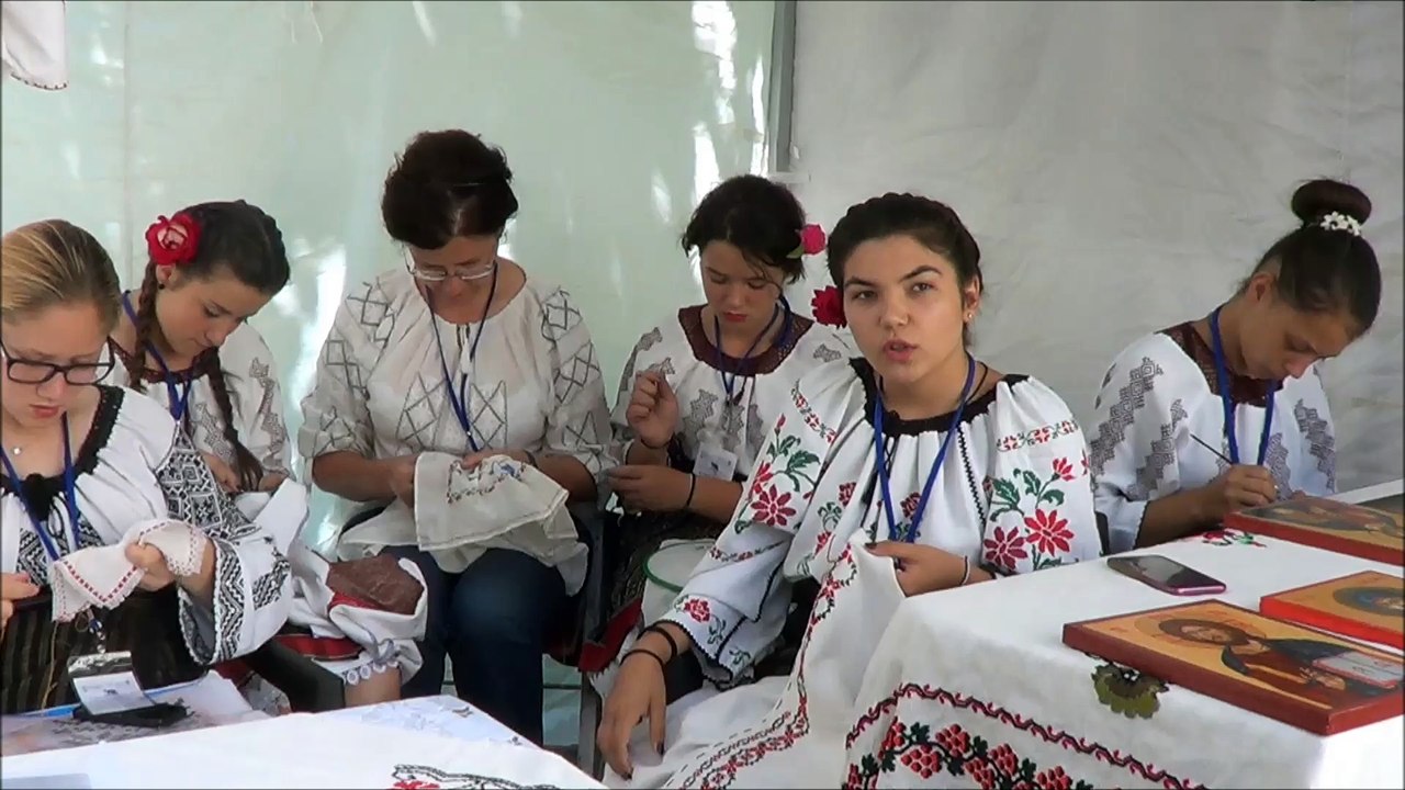 ROMÂNCUȚE CU MÂINI DE AUR, DIN VORONA, AU VENIT LA IAȘI LA FESTIVALUL "ROMÂNAȘUL"