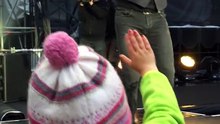 Lors d’un concert, Bruce Springsteen a chanté avec une petite fille qui a mis le feu à la scène !