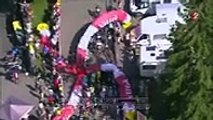 Une arche se dégonfle alors que des coureurs du Tour de France sont juste en dessous !