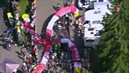 Une arche se dégonfle alors que des coureurs du Tour de France sont juste en dessous !