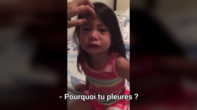 Une petite fille pleure car sa grande soeur à ses règles