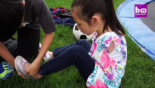 Née sans bras, elle se sert de ses pieds comme de mains