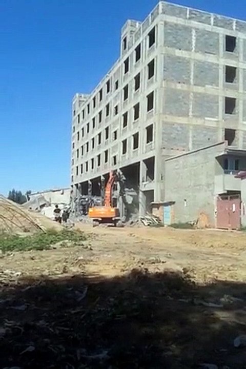 Itni bari building dekhen kis tarhan dekhte hi dekhte zameen bos ho gai