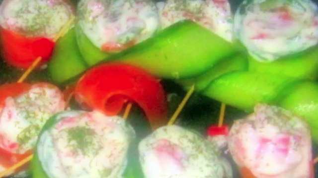 Roulés de concombre et carottes au fromage frais