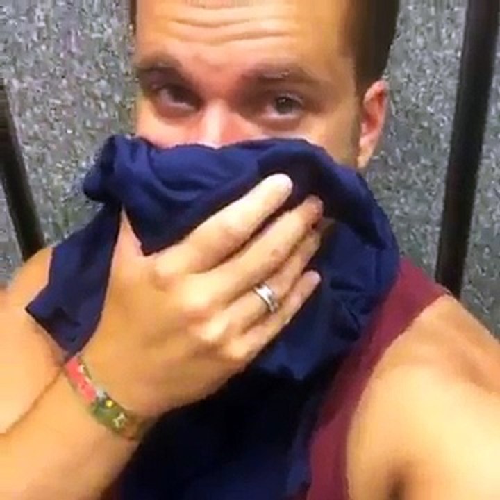 Quand t'es coincé dans l'ascenseur avec ton pote bourré qui s'est chié dessus