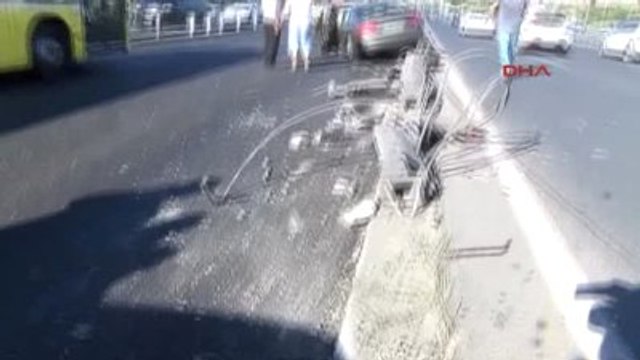 Otomobil Metrobüs Yoluna Daldı. Seferler Kontröllü Olarak Sürüyor 2