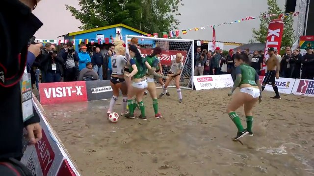 Des mannequins Topless rejouent les matchs de l'Euro 2016 - Hot!