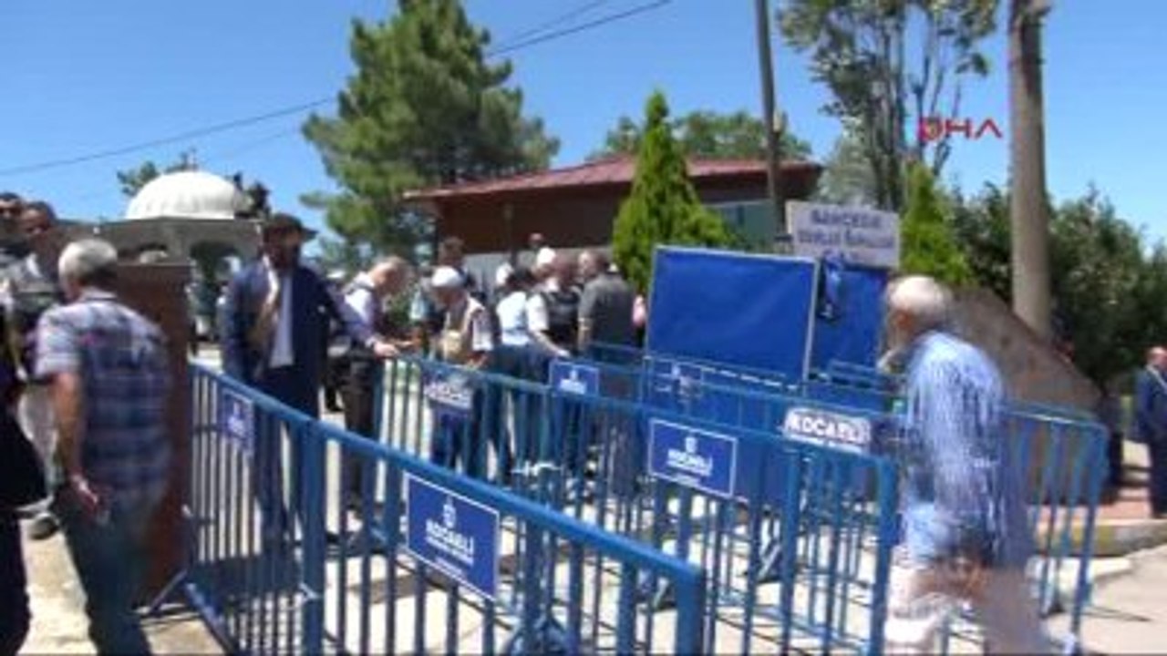 Kocaeli Başbakan Binali Yıldırım Cumhurbaşkanı Başdanışmanının Ölen Annesinin Cenazesine Katıldı