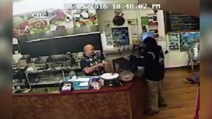 ¡Atracador se va al ver que el cajero lo ignora completamente!