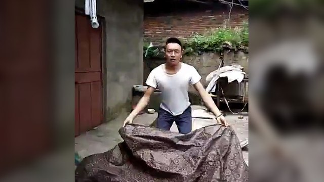 Chinois fait un tour de magie de disparition (Fail)