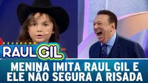 Menina imita Raul Gil e ele não segura a risada
