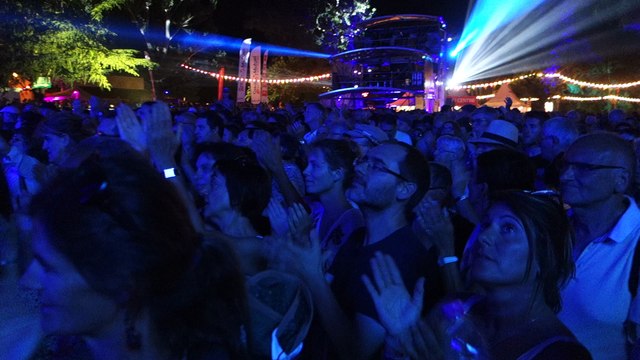 Final de Joan Baez et 1er rappel à Pause Guitare