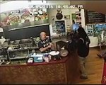 un voleur armé vient braquer un restaurant, mais le propriétaire et son personnel s'en moquent totalement