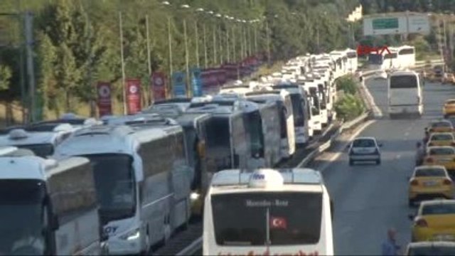 Otogarda Dönüş Yolu Çilesi Yolcular Bariyerleri Aşıp Karşı Yöne Geçtiler