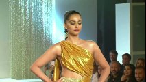 Sonam Kapoor Goes Braless For Pernia Qureshi Fashion Show _ 2016