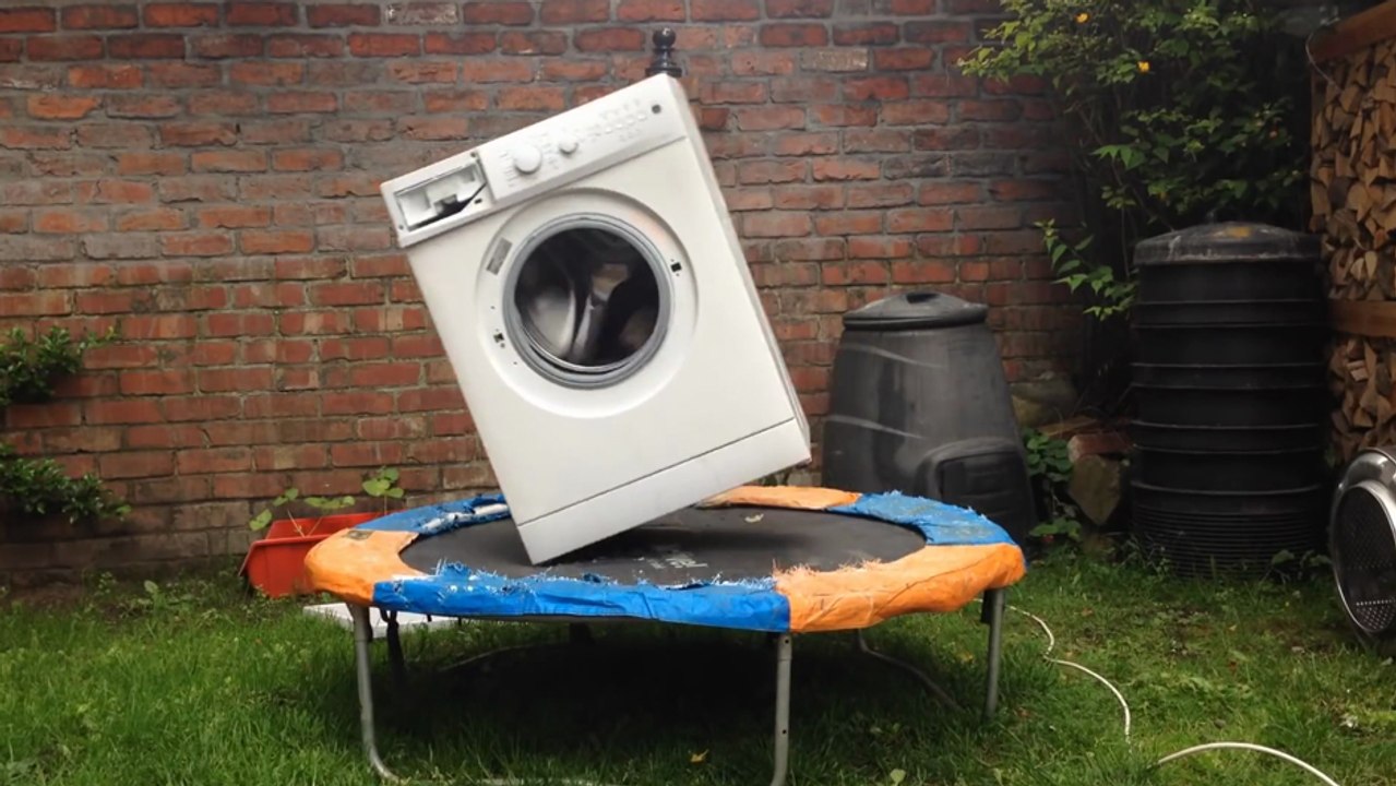 Mettre des briques dans une machine à laver sur un trampoline