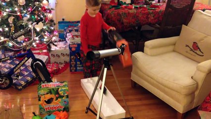 Ce gamin cherche son télescope... Qu'il a en face de lui