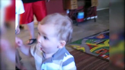 Un bébé déjà accroc au téléphone