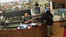 Alors qu’il rentre dans un restaurant pour le braquer, la réaction du propriétaire et du client vont vous étonner !