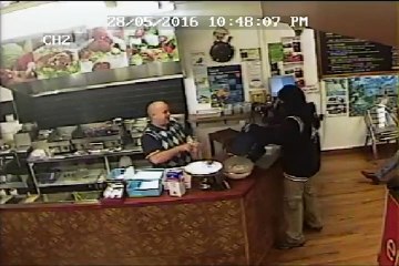 Alors qu’il rentre dans un restaurant pour le braquer, la réaction du propriétaire et du client vont vous étonner !