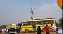Amrapali Dubey & Nirahua Shooting Bus accident scene for Mokama 0 KM